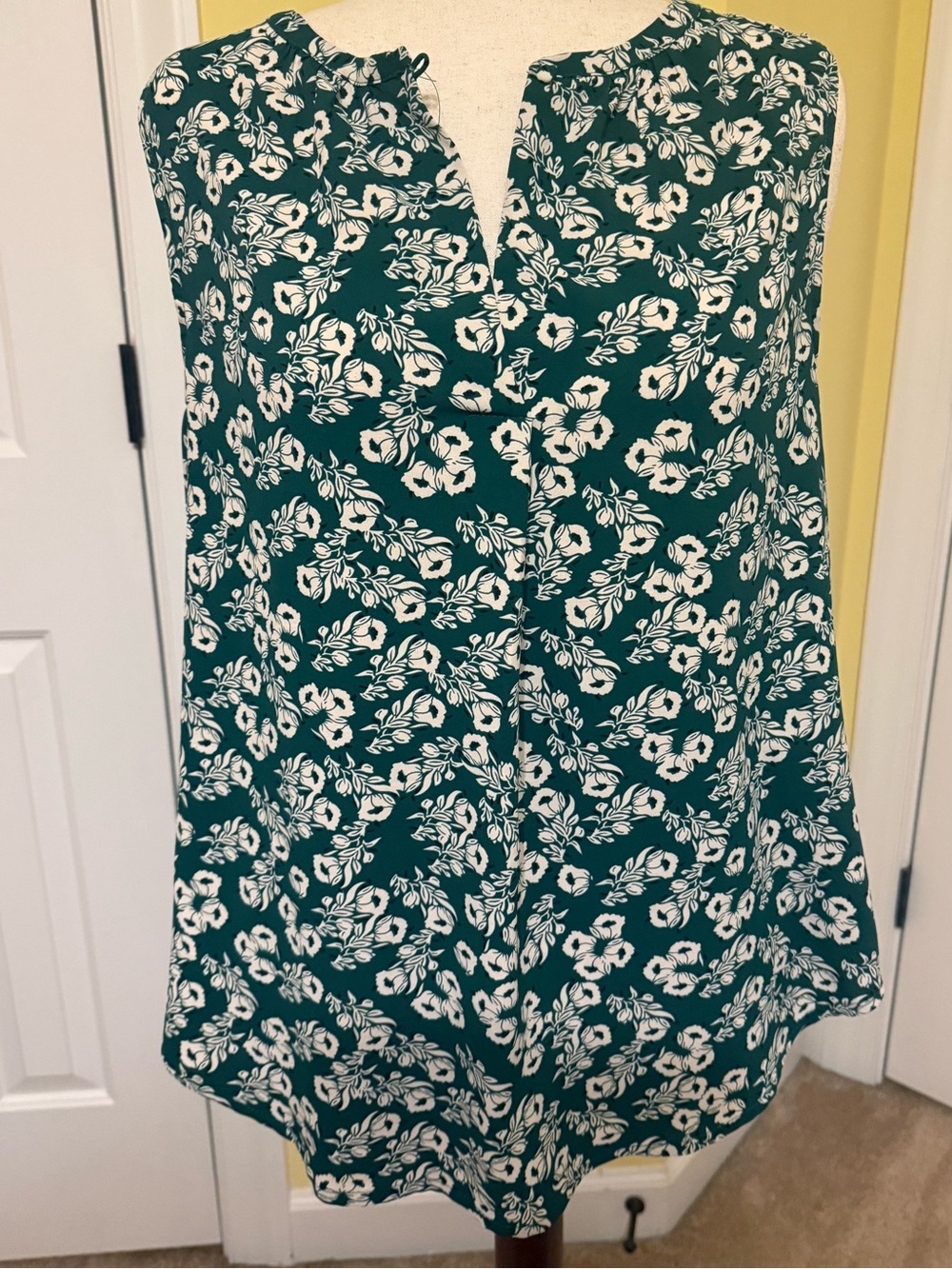 Sleeveless Floral Split-Neck Blouse in Dark Green